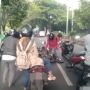 Bapak-bapak Niat Tolong Pemotor Jatuh, Wanita yang Dibonceng Malah Ikut Terjatuh, Publik: The Real Tolong Menolong