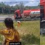 Momen Haru, Ayah Berikan Boneka Impian Anaknya Lewati Pagar Duri Pinggir Tol