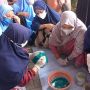 Keren! Emak-emak Ini Ubah Masker dan Popok Bekas Jadi Pot Bunga Berkelas