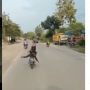 VIral Pengendara Motor Lakukan Atraksi Berbahaya di Jalanan Rembang, Netizen Gregetan Endingnya Tak Bikin Happy