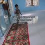 Viral Bocah Ini Pakai Sajadah Sebagai Ganti Sarung Saat Salat, Alasannya Bikin Publik Tertampar