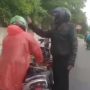 Pria Diduga Oknum Polisi Pukul Kepala Driver Ojol Minta Tunjukkan Surat, Warganet Salfok Motornya: Kok Gak Ada Plat?