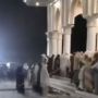 Viral Video Jamaah Tetap Salat Tarawih meski Kehujanan, Warganet Berdebat