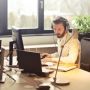 Tak Selamanya Buruk! Ini 5 Keuntungan Punya Pasangan Workaholic