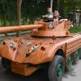 Demi Sang Anak, Ayah di Vietnam ini Sulap Minibus Tua jadi Tank Kayu