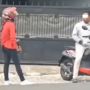 Diduga Bertengkar, Seorang Pria Banting Motor dan Tinggalkan Pacar di Pinggir Jalan, Publik Ngelus Dada
