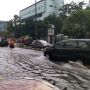 Hujan Deras, Jalan Tanjung Duren Raya Banjir Semata Kaki Orang Dewasa Jelang Berbuka