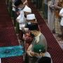 Safari Ramadhan, Wali Kota Eri Shalat Tarawih Keliling ke Masjid-masjid di Surabaya