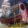Mencekam! Video Detik-detik Truk Sembako Jatuh dan Tenggelam di Laut Aceh