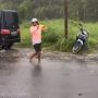 Orang Ini Dikira Lagi Ritual seperti Rara Pawang Hujan, Endingnya Bikin Syok!