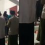 Viral Pria Salat Tarawih Sambil Main Game Judi Online, Warganet Geleng-geleng Kepala: Enggak Ada Adab, Kebangetan!