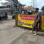 Warga Desa Kebonrejo Pasuruan Blokade Jalan, Protes Jalan Rusak Imbas Aktivitas Truk Tambang