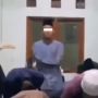 Kocak! Dikira Kelewat Khusyuk Baca Surat, Pria Ini Ternyata Tidur Sambil Berdiri Saat Salat Berjemaah