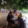 Masyarakat Ngabuburit Sambil Memberi Makan Ikan di Cemara Asri