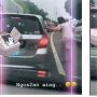 Viral Wanita Ketok Kaca Jendela Honda Jazz Saat Terjebak Macet di Jalan, Aksinya Bikin Publik Salut