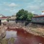 Air Sungai di Jalan Gunung Gede Berubah Warna Jadi Merah Bikin Geger Warganet, Ternyata Ini Penyebabnya