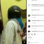 Emak-emak Beli Takjil, Tak Sadar Celana Dalam Nyangkut di Antara Helm dan Jilbabnya