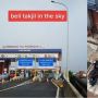 Anti Mainstream Begini Cara Petugas Beli 'Takjil In The Sky' di Jalan Tol