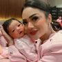 14 Potret Krisdayanti Momong Baby Ameena, Bahagia Banget Jadi Nenek