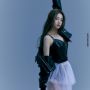 Huh Yunjin Akhirnya Debut Jadi Member Terakhir LE SSERAFIM, Ramai Disebut Mirip Dewi Perssik