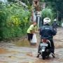 Viral Warga Tanam Pohon Pisang dan Ternak Ikan di Tengah Jalan Rusak, Diduga Jalan Tak Kunjung Perbaiki