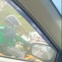 Definisi Tak Lupa Tuhan Saat Cari Uang, Driver Ojol Terekam Baca Alquran Sambil Nunggu Lampu Merah