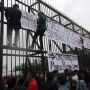 Demo Ricuh! Massa Aksi Lakukan Pelemparan ke DPR RI, Polisi Balas Tembakan Gas Air Mata
