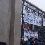 Goyangkan Gerbang Gedung DPR, Massa Mahasiswa: Buka Gerbangnya Sekarang Juga
