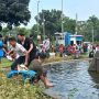 Salat Asar di Tengah Demonstrasi, Massa Mahasiswa Wudu Pakai Air Kolam Patung Kuda