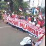 Bawa Spanduk Raksasa "Jokowi Mundur": Kalau Emak-emak Sudah Turun Gunung, Berarti Negara Tidak Baik-baik Saja