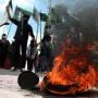 Demo Tolak Presiden 3 Periode, Mahasiwa di Blitar Bakar Ban Hingga Bawa Pocong