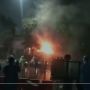 Hangus Dilalap Api, Video Detik-detik Pos Polisi Pejompongan Dibakar Massa
