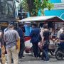 Pedagang Minuman Mengais Rezki di Tengah Demonstrasi Mahasiswa di DPRD Sumbar, Jualan Laris Manis di Siang Ramadhan