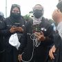 Ikut Demo Mahasiswa Geruduk DPR, Emak-emak Berjaket IB HRS: Turunin Harga Minyak Goreng Dong