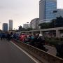 Macet Gegara Demo Mahasiswa, Pengendara Mobil-Motor Terpaksa Berjubel Masuk Jalur Bus TransJakarta