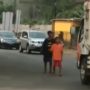 Miris, Aksi Bocah Cilik Adang Truk di Tengah Jalan, Publik: Awas Cil Nanti Sampai ke Akhirat