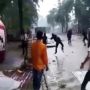 Viral, Pria Terjun Bebas Ke Selokan Saat Demo 11 April, Warganet : Auto Inget Game Mario
