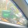 Viral Driver Ojol Berhenti di Lampu Merah Sambil Baca Alquran, Warganet Berdebat