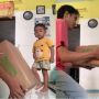 Viral Video Bocil Disuruh Angkat Kardus Besar, Reaksi 'Nggak Kuat' Bikin Publik Ngakak