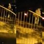 Duh! Diduga Persaingan Usaha, Ibu-ibu Terekam Diam-diam Sebar Tanah Kuburan di Depan Rumah Orang
