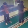 Viral Aksi Kucing Ganggu Pria Salat di Masjid Bikin Buyar: Warganet: Melebihi Setan