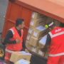 Viral Petugas Maskapai Lapar Saat Memasukkan Paket Berisi Makanan ke Pesawat, Aksinya Curi Perhatian
