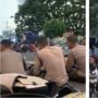 Viral Polisi dan Mahasiswa Pendemo Buka Puasa Bareng di Jalan, Publik Adem Lihatnya