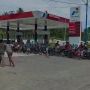 Motor Penyerobot Antrean Bensin Mogok, Pengemudi Mobil Emosi: Karma