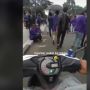 Viral Aksi Kurir Naik Honda BeAT Terobos Demo Mahasiswa di Jalan, Permisi Paket!