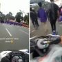 Viral Momen Kocak Kurir Belah Massa Demo Mahasiswa demi Antar Paket, Publik: Kayak Ambulans Dikasih Jalan