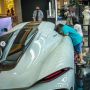 Heboh Bocil Bergelantungan di Mobil Seharga Miliaran Saat Pameran Otomotif, Ortunya Panen Kecaman Publik