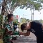 Spion Mobilnya Disenggol Pengendara Lain, Reaksi Anggota TNI Ini Malah Bikin Pelaku Cium Tangan