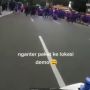 Kurir Naik Motor Terobos Demo Mahasiswa untuk Antar Paket, Demonstran Auto Minggir Beri Jalan, Publik Salut