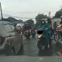 Diduga Mau Menyeberang, Dua Wanita Berboncengan Nekat Setop Pengendara Lain di Lintasan Kereta Api